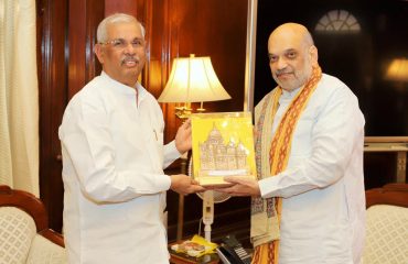His Excellency presented a memento to Honorable Union Home Minister.