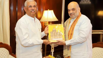 His Excellency presented a memento to Honorable Union Home Minister.
