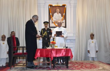 महामहिम ने माननीय न्यायमूर्ति श्री अनिरेड्डी अभिषेक रेड्डी को शपथ दिलाई।