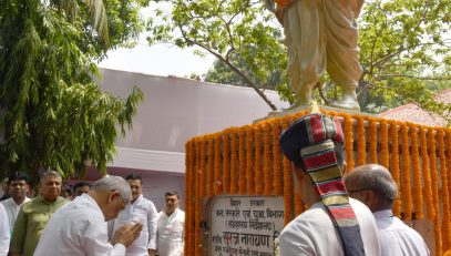 महामहिम ने शहीद सूरज नारायण सिंह को श्रद्धांजलि अर्पित की।