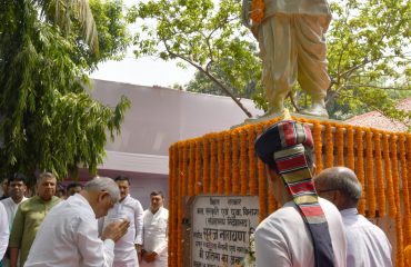महामहिम ने शहीद सूरज नारायण सिंह को श्रद्धांजलि अर्पित की।