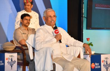 समारोह में लोगों को संबोधित करते हुए महामहिम।