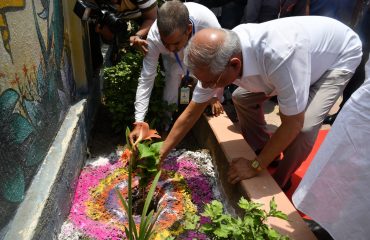 पौधारोपण करते महामहिम।