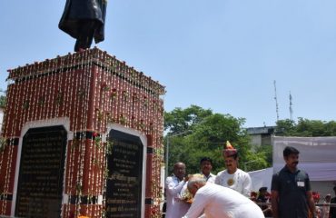 His Excellency bowed to Pandit Jawaharlal Nehru on occasion of his death anniversary.