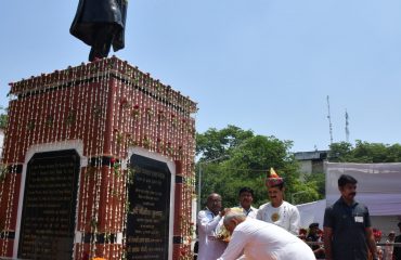 His Excellency bowed to Pandit Jawaharlal Nehru on occasion of his death anniversary.