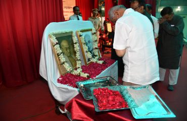 कार्यक्रम में महामहिम ने महात्मा गांधी और सरदार वल्लभ भाई पटेल की तस्वीरों पर माल्यार्पण किया।