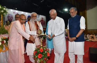His Excellency performing deep prajwalan.