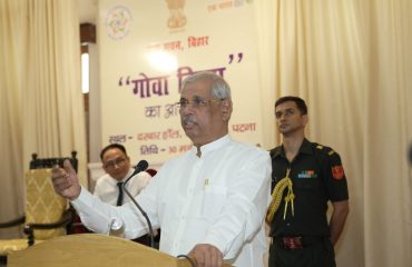 समारोह में लोगों को संबोधित करते हुए महामहिम।