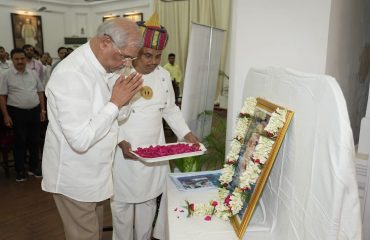महामहिम ने डॉ टी बी कुन्हा को श्रद्धांजलि अर्पित की।