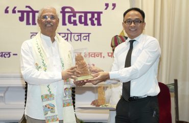 कार्यक्रम में महामहिम को स्मृति चिन्ह भेंट करते प्रधान सचिव।