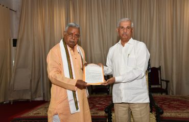 महामहिम को ज्ञापन सौंपा जा रहा है