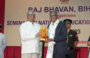 महामहिम प्रमुख वक्ता प्रो टी बी कटिमन्नी को स्मृति चिन्ह भेंट करते हुए।