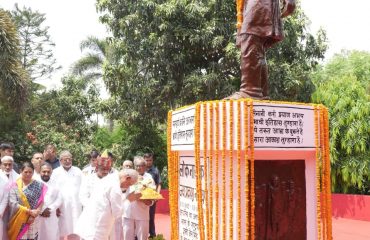 संपूर्ण क्रांति दिवस के अवसर पर महामहिम ने लोक नायक जय प्रकाश नारायण को नमन किया।