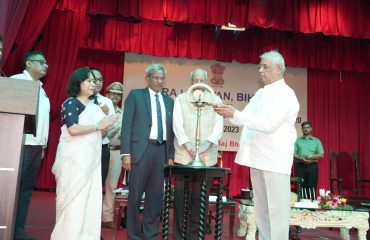 महामहिम दीप प्रज्वलन द्वारा कार्यक्रम का उद्घाटन करते हुए।
