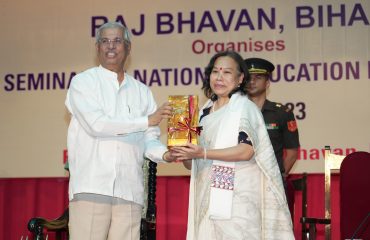 महामहिम प्रमुख वक्ता प्रो. के रत्नाबली को स्मृति चिन्ह भेंट करते हुए।