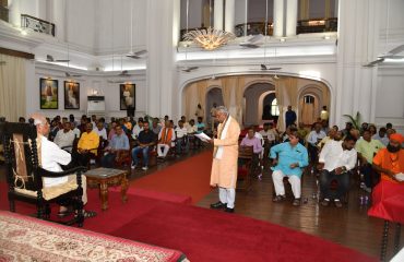 महामहिम को 100 सदस्यीय प्रतिनिधिमंडल ने ज्ञापन सौंपा।