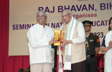 महामहिम प्रमुख वक्ता प्रो आर आर कान्हेड़े को स्मृति चिन्ह भेंट करते हुए।