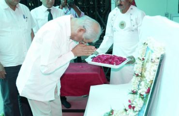 His Excellency bowed to Bharat Mata before starting the seminar.