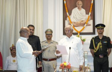 His Excellency administered the oath of Honorable Minister Shri Ratnesh Sada.