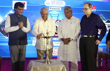 महामहिम दीप प्रज्वलन द्वारा कार्यक्रम का उद्घाटन करते हुए।