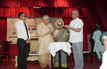 महामहिम दीप प्रज्वलन कर कार्यक्रम का शुभारंभ करते हुए ।