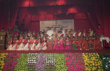 राजभवन में आयोजित सांस्कृतिक कार्यक्रम के सभी प्रतिभागियों के साथ महामहिम।