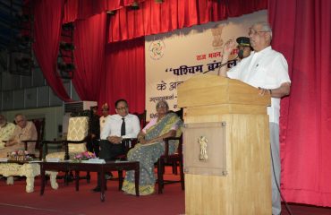 समारोह में लोगों को संबोधित करते हुए महामहिम।