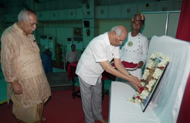 कार्यक्रम प्रारंभ करने से पूर्व महामहिम ने भारत माता को नमन किया।