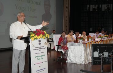 समारोह में लोगों को संबोधित करते हुए महामहिम।