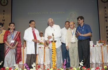 महामहिम दीप प्रजावलन द्वारा कार्यक्रम का उद्घाटन करते हुए।