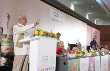 समारोह में लोगों को संबोधित करते हुए महामहिम।