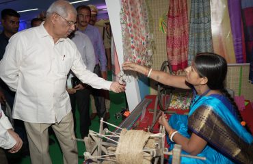 महामहिम ने विभिन्न स्टालों का अवलोकन किया
