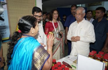 महामहिम ने विभिन्न स्टालों का अवलोकन किया