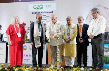 महामहिम ने दीप प्रज्वलन द्वारा कार्यक्रम का उद्घाटन किया।
