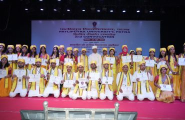 सभी विश्वविद्यालय टॉपर्स के साथ महामहिम।