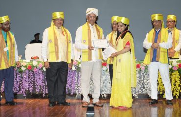 विद्यार्थियों को सम्मानित करते महामहिम