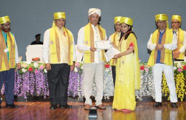 विद्यार्थियों को सम्मानित करते महामहिम