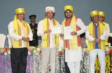 विद्यार्थियों को सम्मानित करते महामहिम
