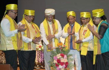 महामहिम दीप प्रज्वलन द्वारा कार्यक्रम का उद्घाटन करते हुए।