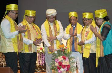 महामहिम दीप प्रज्वलन द्वारा कार्यक्रम का उद्घाटन करते हुए।