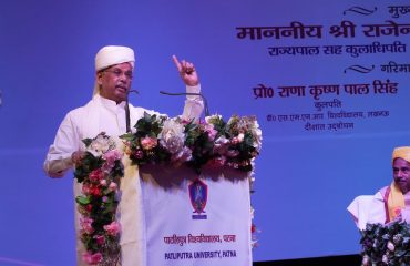 कार्यक्रम में छात्रों को संबोधित करते महामहिम।