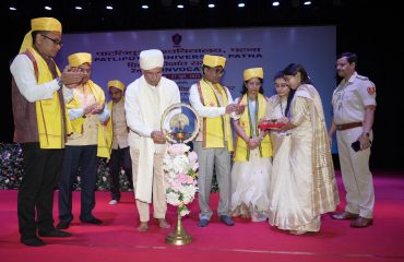 महामहिम दीप प्रज्वलन द्वारा कार्यक्रम का उद्घाटन करते हुए।