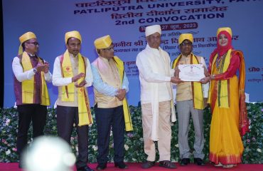 विद्यार्थियों को सम्मानित करते महामहिम