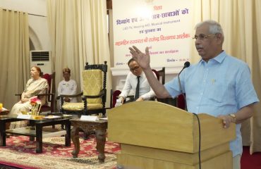बच्चों को संबोधित करते महामहिम।