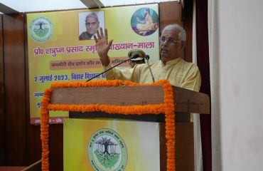 समारोह में लोगों को संबोधित करते हुए महामहिम।