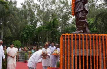 His Excellency bowed to former CM Satyendra Narayan Sinha on the occasion of his birth anniversary