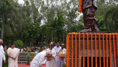 His Excellency bowed to former CM Satyendra Narayan Sinha on the occasion of his birth anniversary