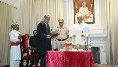 महामहिम ने माननीय न्यायाधीश श्री विपुल मनुभाई पंचोली को शपथ दिलाई।