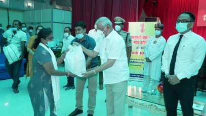 महामहिम ने प्रधानमंत्री टीबी मुक्त भारत अभियान के तहत भोजन की टोकरियाँ वितरित कीं।