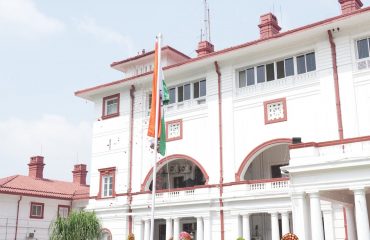 महामहिम ने राष्ट्रीय ध्वज फहराया।